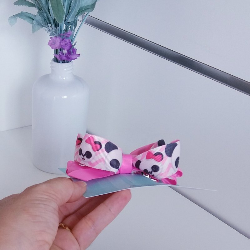 Laço Amora Pequeno Rosa Chiclete e Panda - Imagem 3