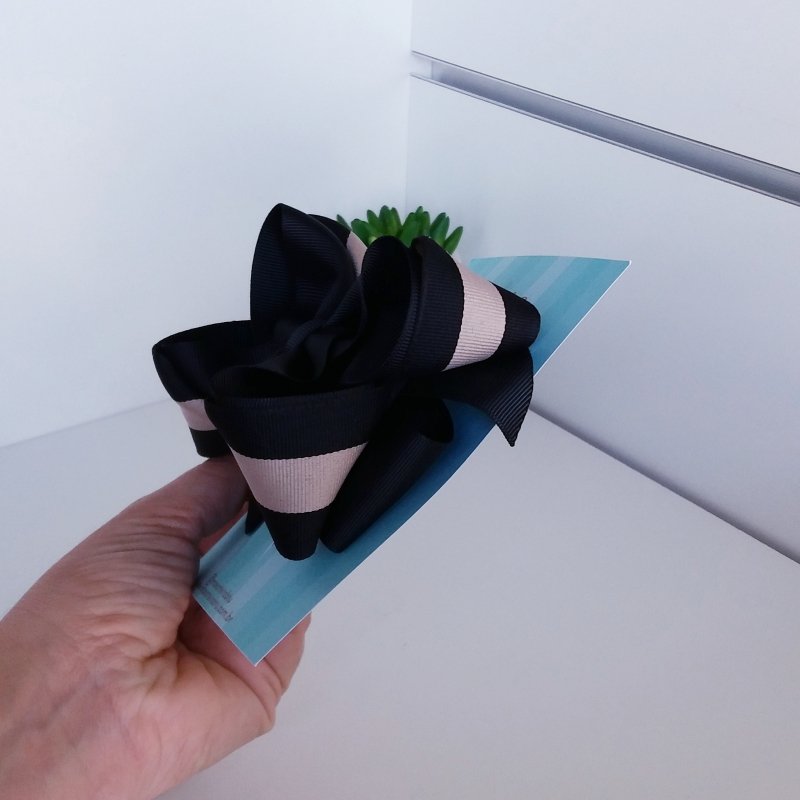 Laço Boutique Sobreposto Grande Preto/Listra Bege - Imagem 2