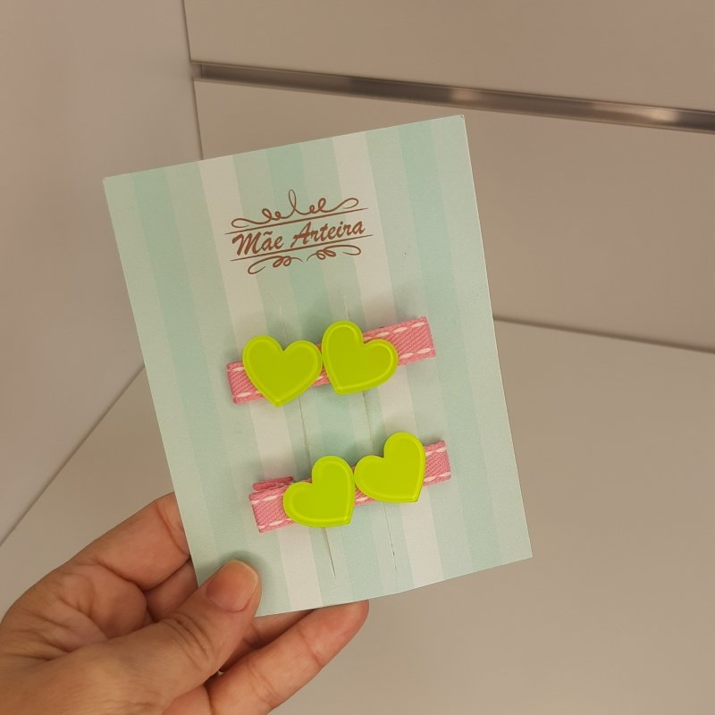 Hair Clip 2 Médio Rosa Presponto/Corações Verde Neon - Imagem 2