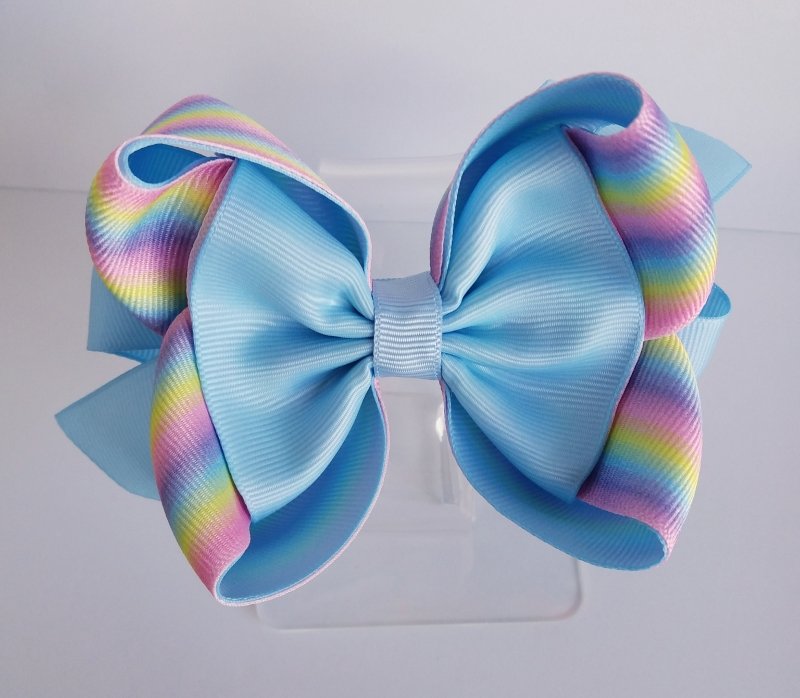 Laço Amora Grande Azul Bebê e Listras Arco-íris - Imagem 2