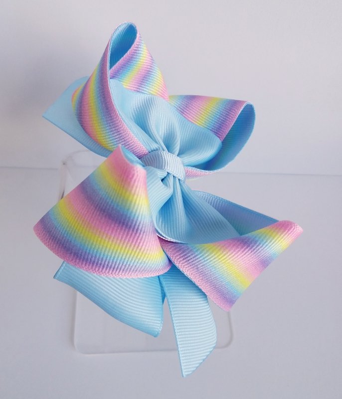 Laço Amora Grande Azul Bebê e Listras Arco-íris - Imagem 3