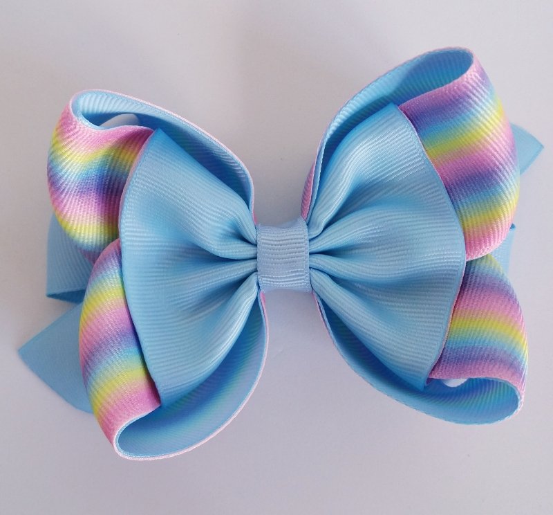 Laço Amora Grande Azul Bebê e Listras Arco-íris